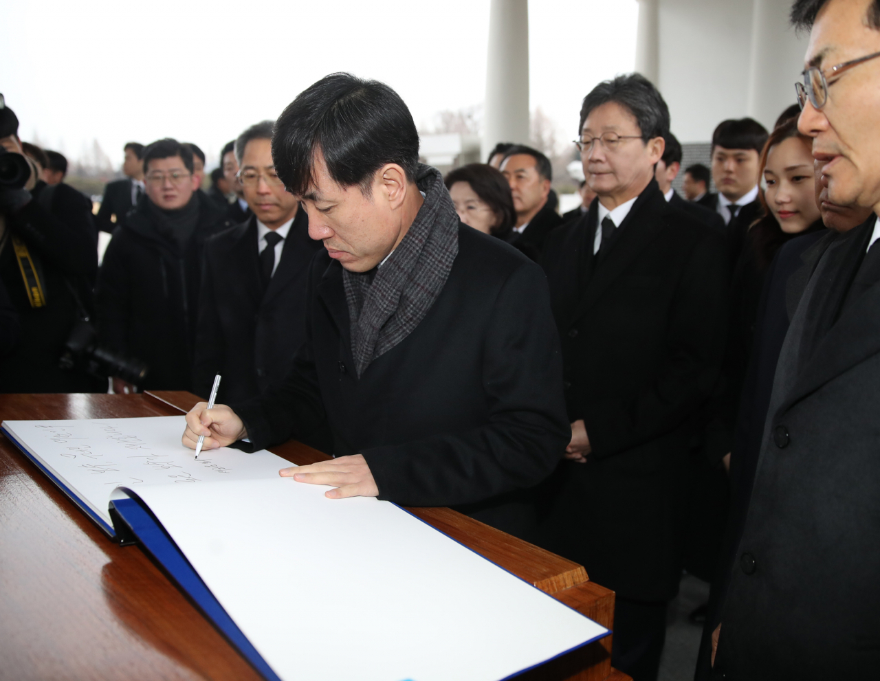 새로운보수당 하태경 창당준비위원장이 2020년 새해 첫날인 1일 오전 서울 동작구 국립서울현충원을 방문, 참배를 마친 뒤 방명록에 '무너진 보수, 무너진 대한민국 새로운 보수가 재건합니다'라는 글을 남기고 있다. [연합]