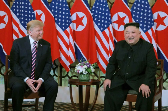 도널드 트럼프 미국 대통령은 31일(현지시간) 북한이 노동당 중앙위 전원회의에서 대미압박 기조를 확인했음에도 불구하고 김정은 국무위원장과의 친밀한 관계를 강조하면서 비핵화 약속 이행을 촉구하는 등 ‘로키’로 대응했다. 김 위원장과 트럼프 대통령이 작년 2월 베트남 하노이에서 2차 북미정상회담을 갖는 모습. [헤럴드DB]