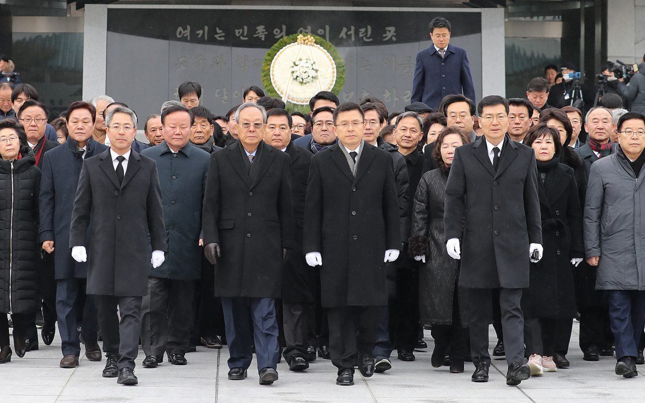 황교안 자유한국당 대표와 의원들은 새해 첫날을 맞아 서울 동작구 국립서울현충원을 방문해 참배했다. [연합]