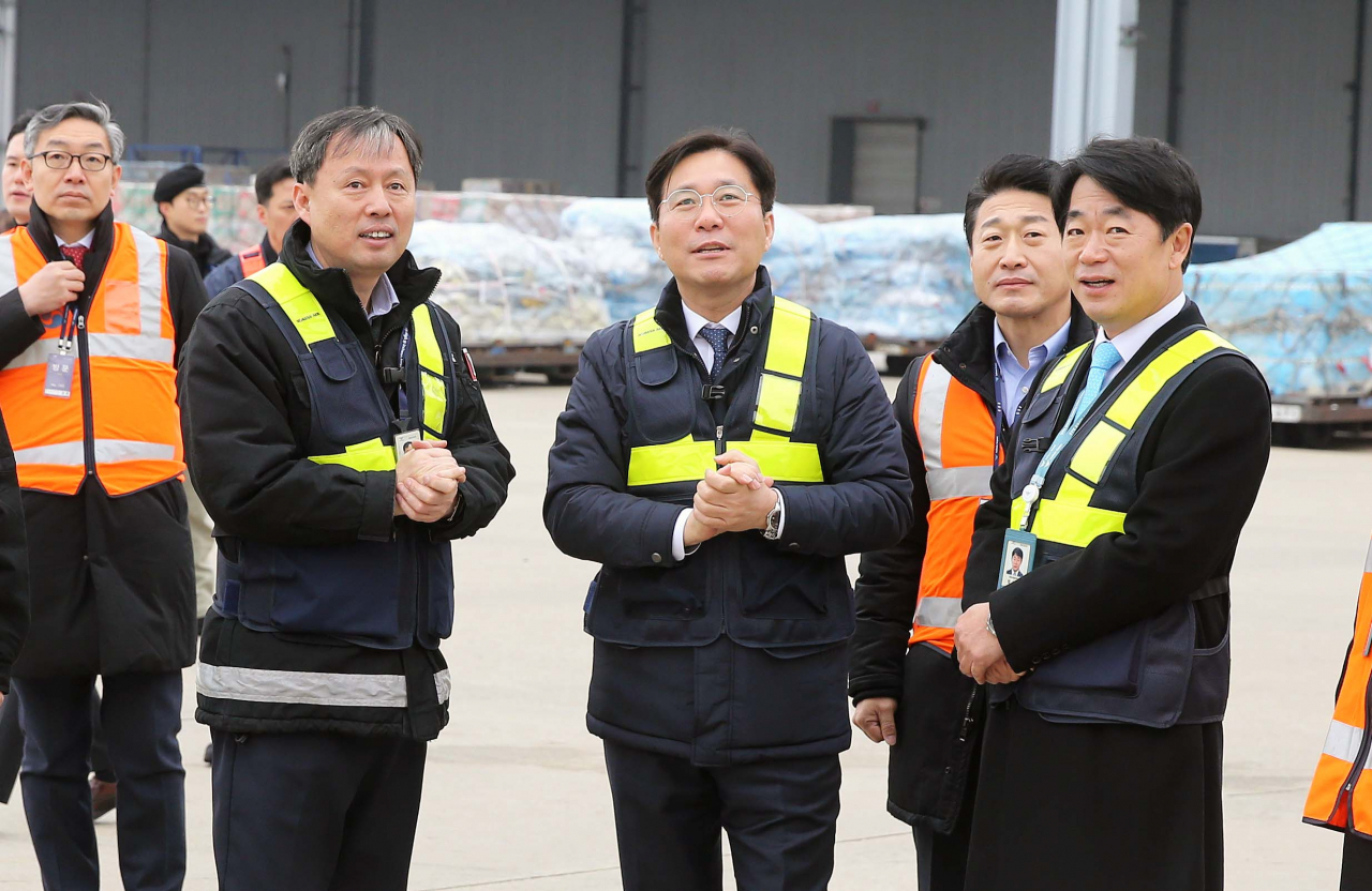성윤모(오른쪽 세번째) 산업통상자원부 장관이 1일 인천공항 화물터미널(대한항공)을 방문, 수출화물의 통관·선적 현장을 점검하고 있다. [산업통상자원부 제공]