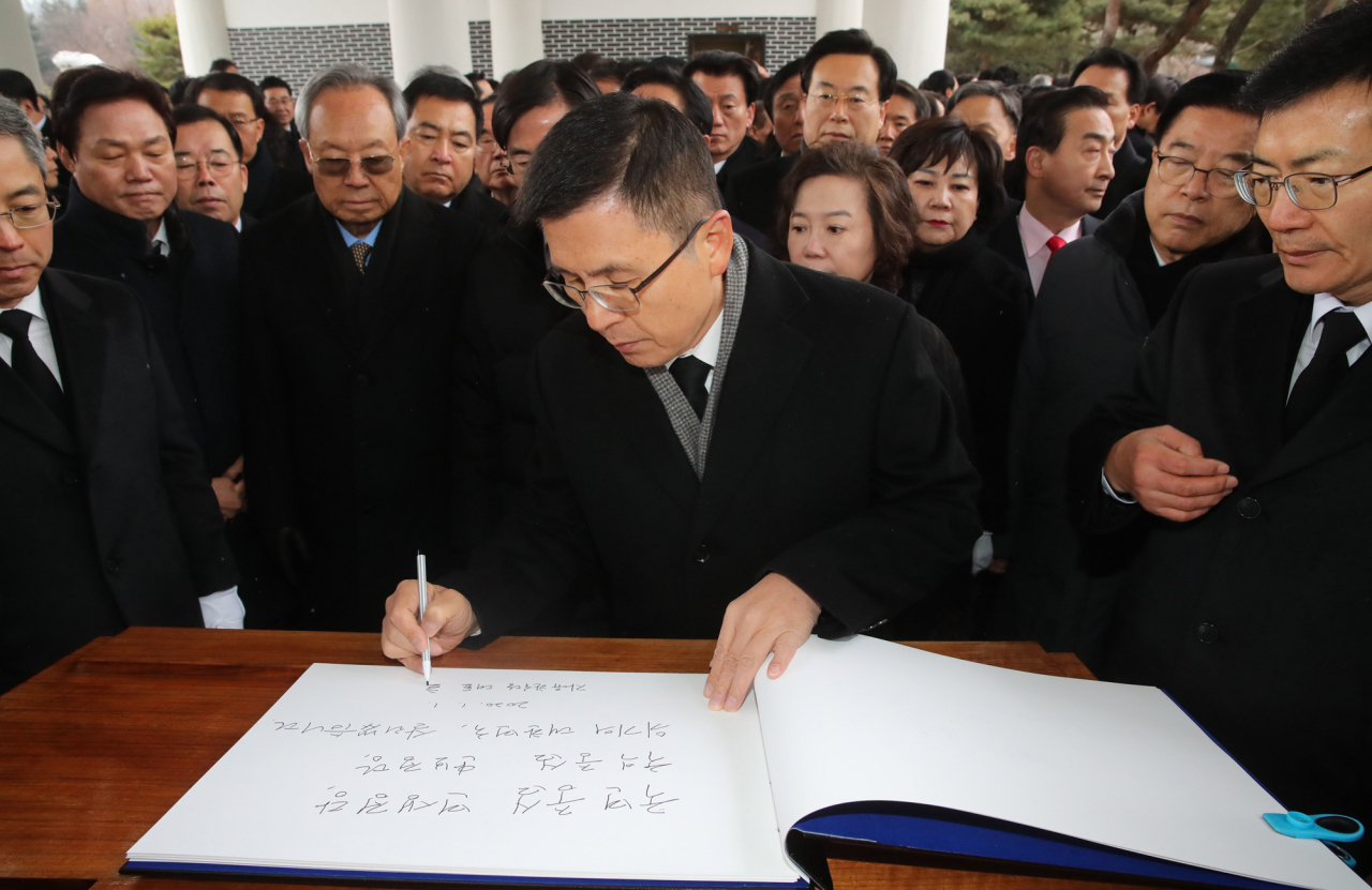 자유한국당 황교안 대표가 2020년 새해 첫날인 1일 오전 서울 동작구 국립서울현충원을 방문, 참배를 마친 뒤 방명록에 '국민중심 민생정당, 국익중심 안보정당. 위기의 대한민국 살리겠습니다'라는 글을 남기고 있다. [연합]
