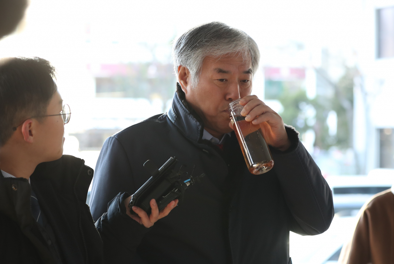 문재인하야범국민투쟁본부의 총괄대표인 전광훈 한국기독교총연합회 대표회장 목사가 지난달 12일 오전 집시법(집회와 시위에 관한 법률) 위반 혐의에 대해 조사를 받기 위해 서울 종로경찰서로 출석, 취재진의 질문에 답변 도중 물을 마시고 있다. [연합]