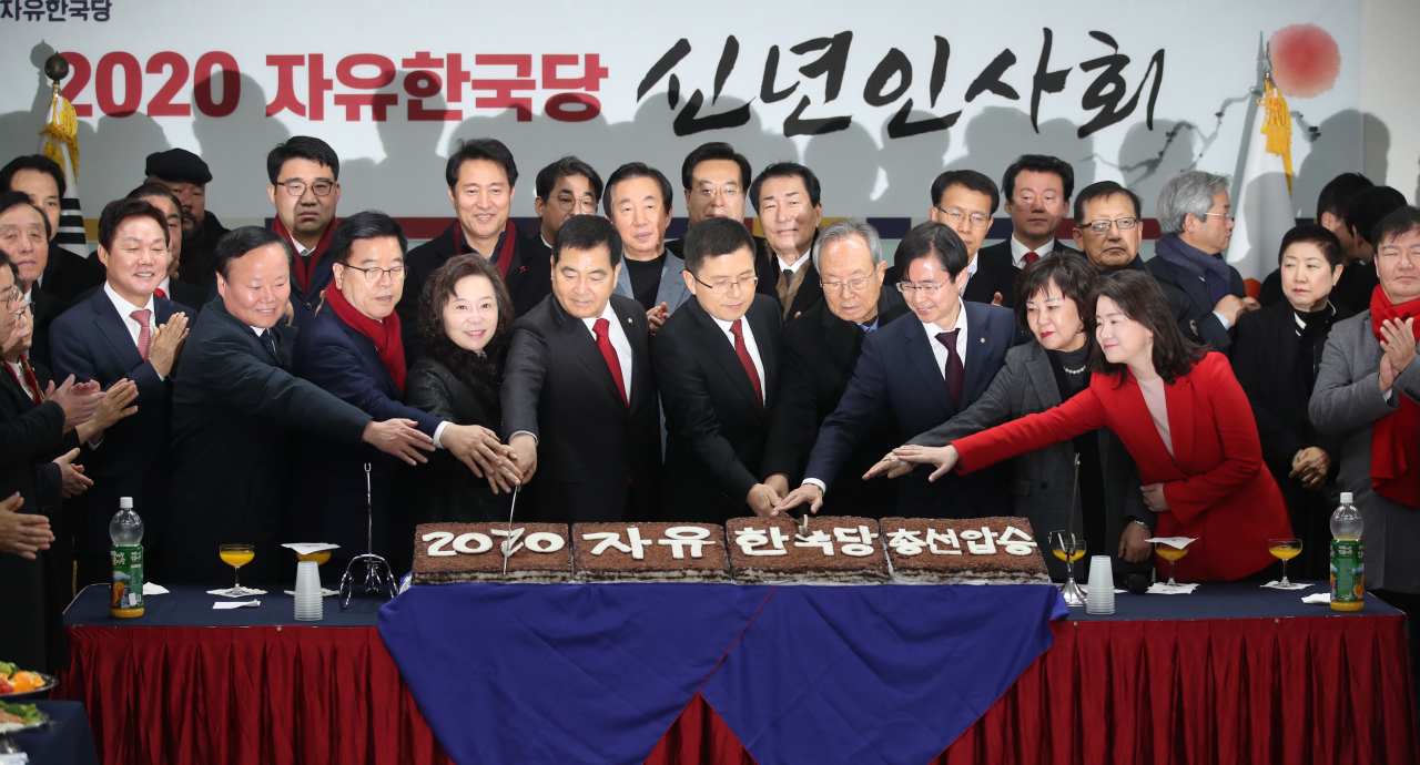 자유한국당 황교안 대표와 심재철 원내대표, 박관용 상임고문 등이 1일 오전 서울 여의도 중앙당사에서 열린 2020년 신년인사회에서 떡을 자르고 있다. [연합]