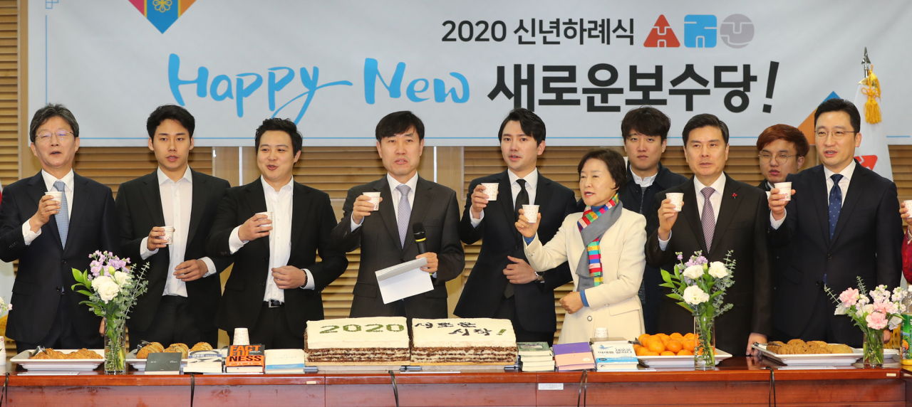 새로운보수당 하태경 창당준비위원장(왼쪽 네번째)과 유승민 의원(왼쪽), 지상욱 의원(오른쪽 세번째) 등이 1일 오전 서울 여의도 국회 의원회관에서 열린 '2020 신년하례식'에서 건배를 하고 있다. [연합]