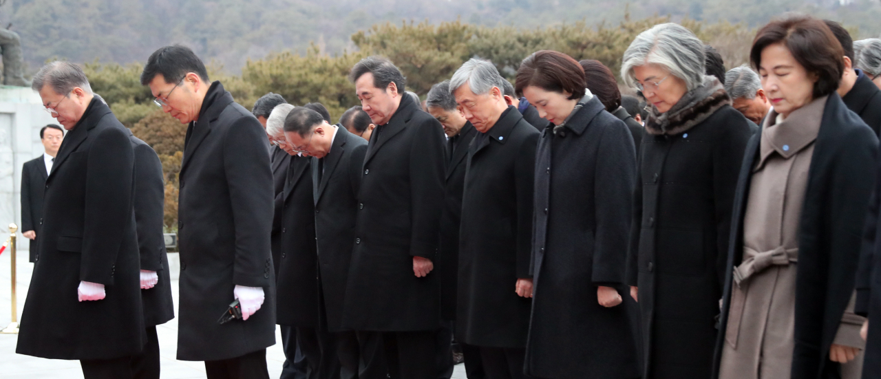 문재인 대통령이 2일 오전 동작구 국립서울현충원에서 국무위원, 청와대 보좌진들과 현충탑을 참배하고 있다. 맨 오른쪽은 추미애 법무부 장관. 연합뉴스