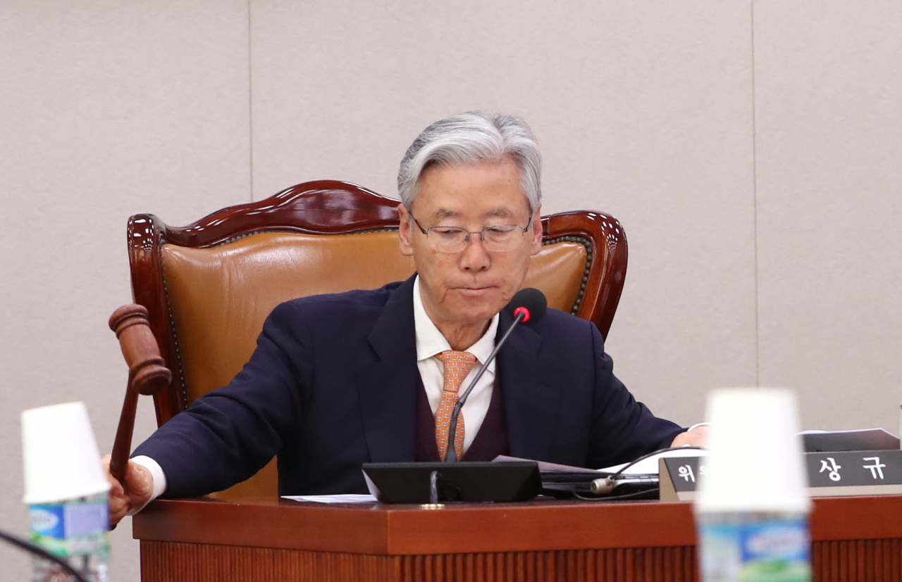 여상규 국회 법사위원회 위원장이 19일 오전 국회에서 열린 전체회의에서 안건을 의결하고 있다. 연합뉴스