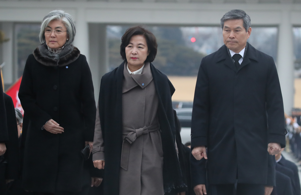 강경화 외교부 장관(왼쪽부터), 추미애 법무부 장관, 정경두 국방부 장관이 2일 오전 동작구 국립 서울현충원을 찾아 현충탑으로 향하고 있다. 연합뉴스