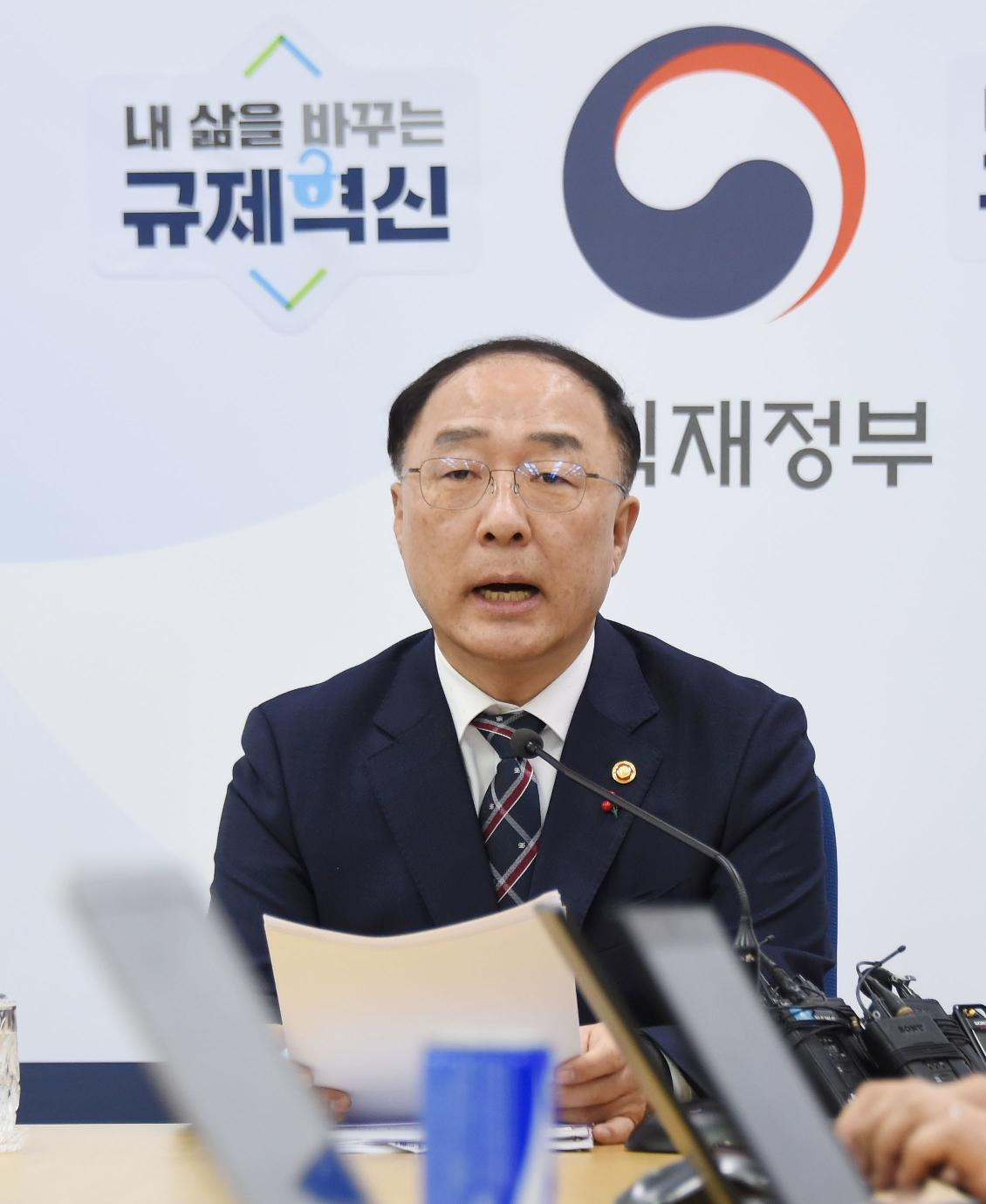 홍남기 부총리 겸 기획재정부 장관이 2020년 신년사를 통해 경제활력·구조개혁·포용확산 등 ‘세마리 토끼’를 잡겠다는 강한 의지를 천명했지만, 대외 불확실성과 총선을 비롯한 정치변수 등 복병이 만만찮다는 지적이다. 홍 부총리가 2019년 12월 30일 세종정부청사 기재부 기자실을 방문해 경제현안에 대해 설명하고 있다. [기획재정부 제공]