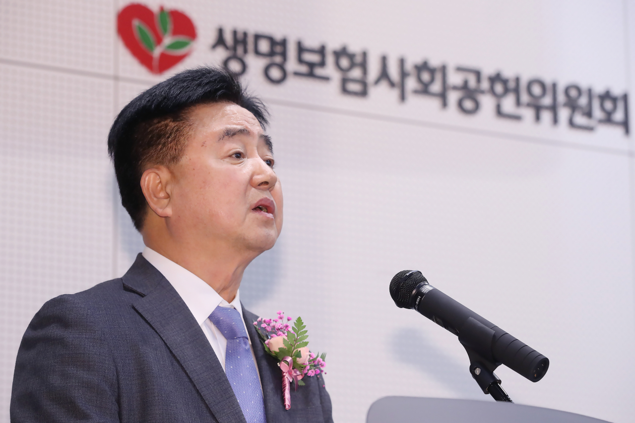 신용길 생명보험사회공원위원회 위원장이 28일 오후 서울 종로구 알파라운드에서 열린 청년통합지원센터 '알파라운드' 개관식에서 개회사를 하고 있다. 연합뉴스