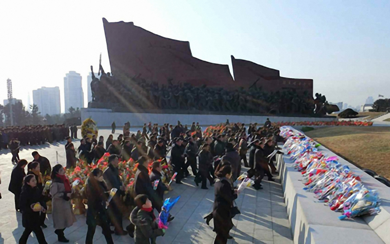 김정은 북한 국무위원장은 노동당 중앙위원회 전원회의에서 ‘정면돌파전’을 공언한 뒤 첫 공개일정으로 김일성 주석과 김정일 국방위원장 시신이 안치된 금수산태양궁전을 찾았다. 북한이 당 전원회의 뒤 ‘정면돌파전’ 구호 관철을 독력하고 있는 가운데 북한 주민들이 2020년 새해를 맞아 김일성·김정일 동상을 찾아 헌화하고 있다. [노동신문·헤럴드DB]