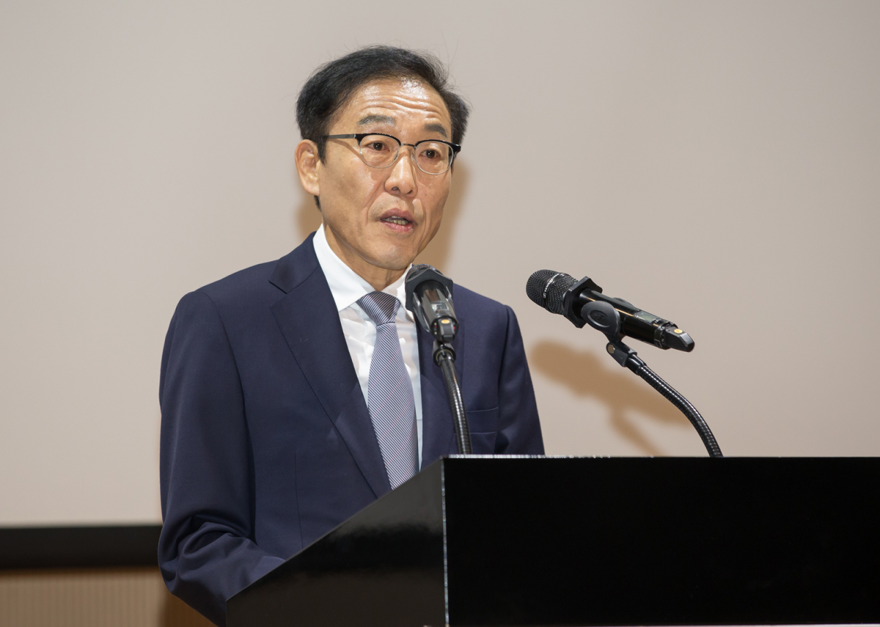 2일 수원 '삼성 디지털 시티'에서 열린 삼성전자 시무식에서 김기남 대표이사 부회장이 임직원들을 대상으로 신년사를 하고 있다. [삼성전자 제공]