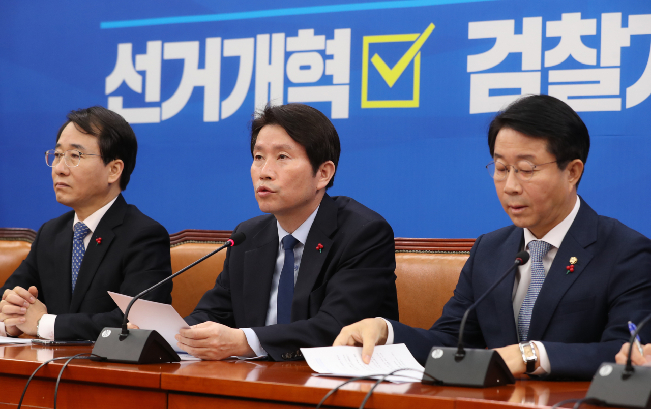 더불어민주당 이인영 원내대표가 2일 오전 서울 여의도 국회에서 열린 정책조정회의에서 발언하고 있다. [연합]