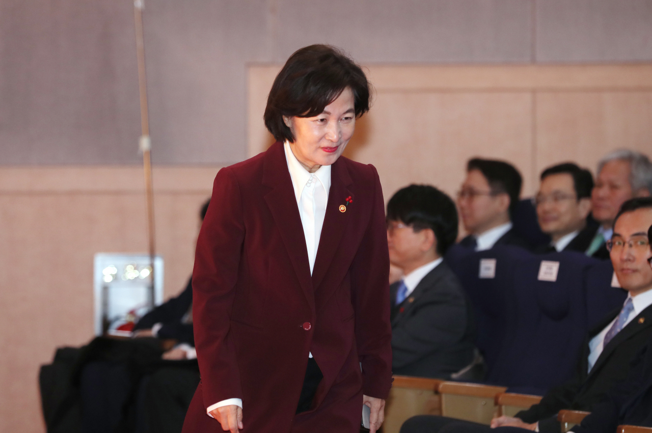 추미애 법무부 장관이 2일 오전 정부 정부서울청사에서 열린 2020년 정부 시무식에 입장하고 있다. [연합]