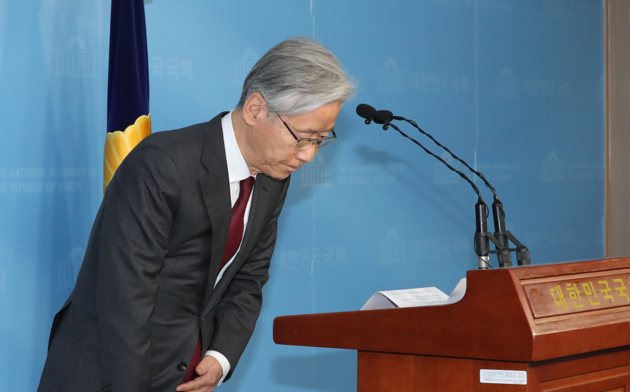 자유한국당 여상규 의원이 2일 오전 서울 여의도 국회 정론관에서 총선 불출마 선언 기자회견을 마치고 인사하고 있다. [연합]