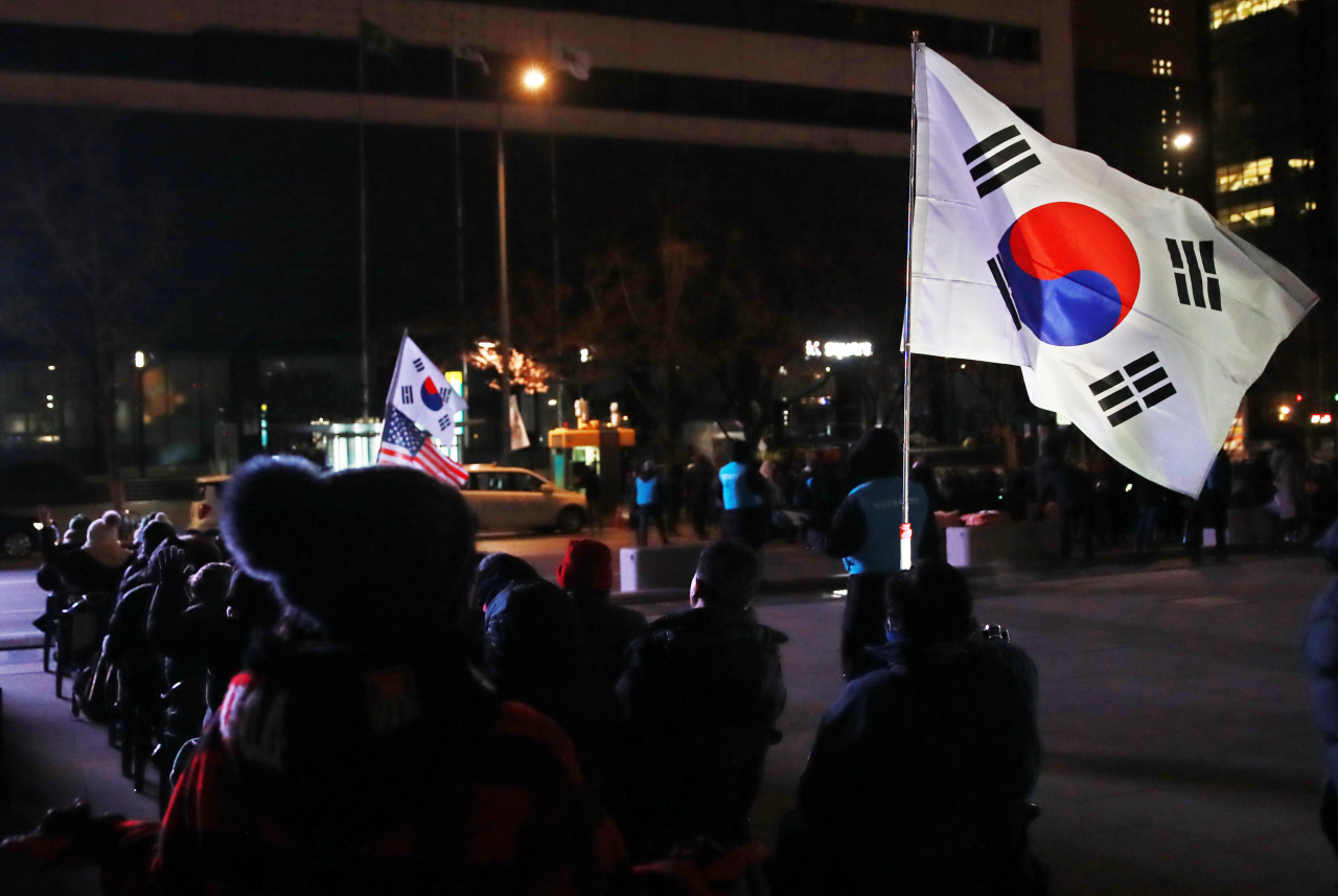 지난해 12월 31일 밤 서울 종로구 광화문역 인근에서 문재인하야범국민투쟁본부 주최 송구영신 집회가 열리고 있다. [연합]