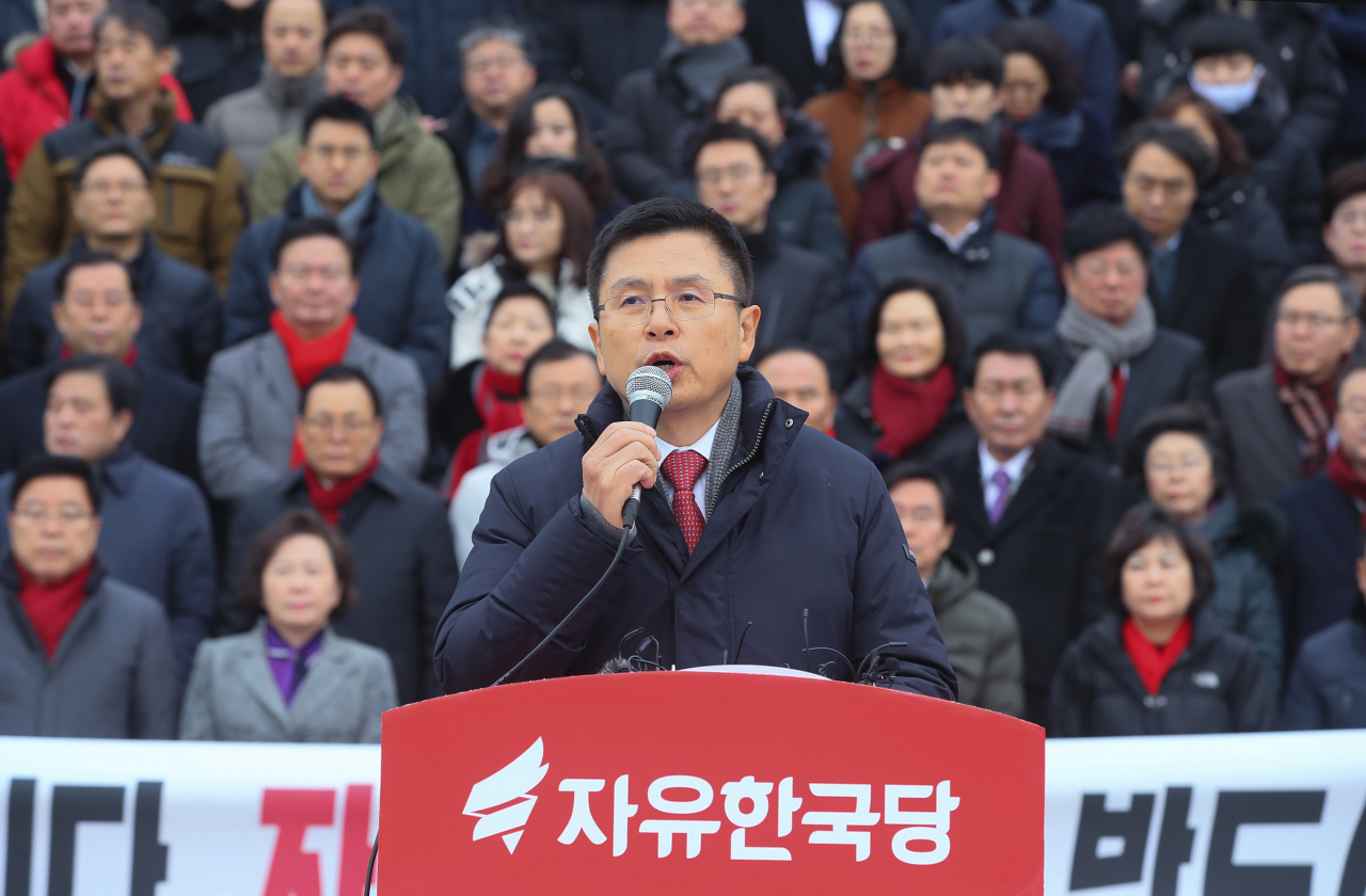 자유한국당 황교안 대표가 2일 국회 본관 앞에서 열린 '새해 국민들께 드리는 인사'에서 인사말하고 있다. [연합]