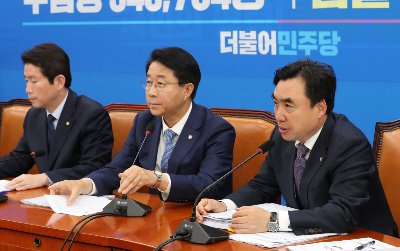 더불어민주당 윤관석 정책위수석부의장(오른쪽)이 지난달 14일 오전 국회에서 열린 정책조정회의에서 발언하고 있다. [연합]