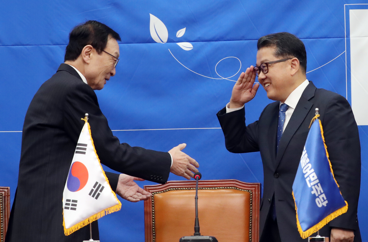 더불어민주당 이해찬 대표(왼쪽)가 2일 서울 여의도 국회에서 '영입인재 3호'인 한미연합사 부사령관 출신 김병주 예비역 대장과 인사하고 있다. [연합]