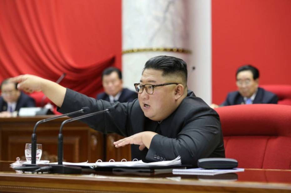 북한이 미국 주도의 국제사회의 제재에 대응해 ‘정면돌파전’을 선언한 가운데 자력갱생을 통한 자력부강, 자력번영 달성 여부가 관건이 될 전망이다. 김정은 국무위원장이 작년 연말 열린 노동당 중앙위원회 전원회의를 지도하는 모습. [헤럴드DB]