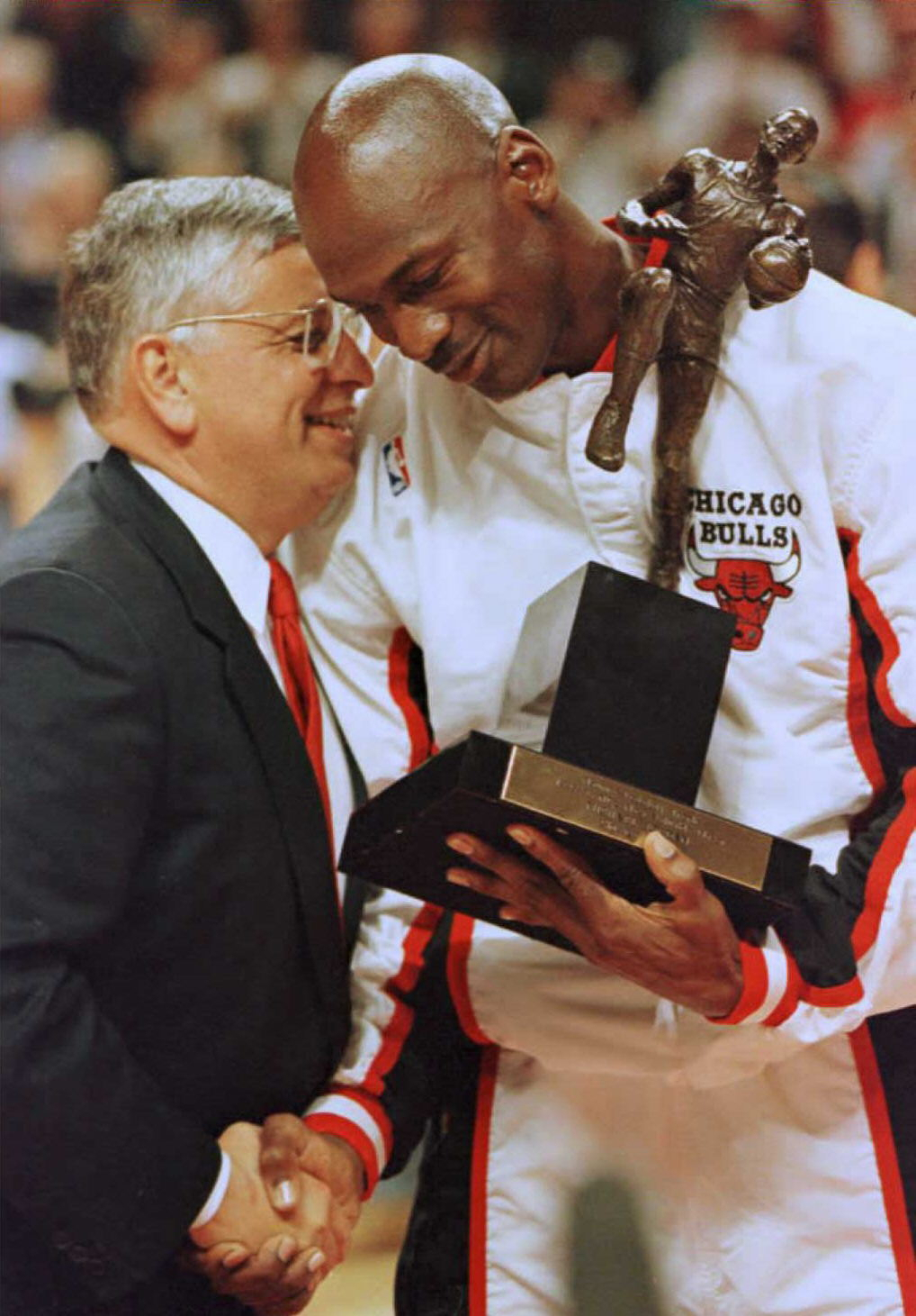 2일(현지시간) 타계한 데이비드 스턴 NBA 전 커미셔너가 1996년 최우수선수상을 마이클 조던(시카고 불스)에게 주며 축하의 악수를 하고 있다. [AFP연합]