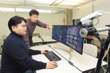 ETRI 연구진이 개발중인 예측적 영상보안 원천기술을 시연하고 있다. [ETRI 제공]