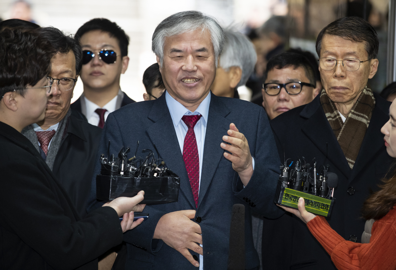 국가인권위원회는 지난해 1월 2일 열린 전광훈 사랑제일교회 담임목사의 영장실질심사에서 경찰이 수갑을 채운 것은 인권 침해라고 판단된다고 10일 밝혔다. 당시 전 목사가 영장실질심사에 출석하며 취재진 질문에 답하는 모습. [연합]