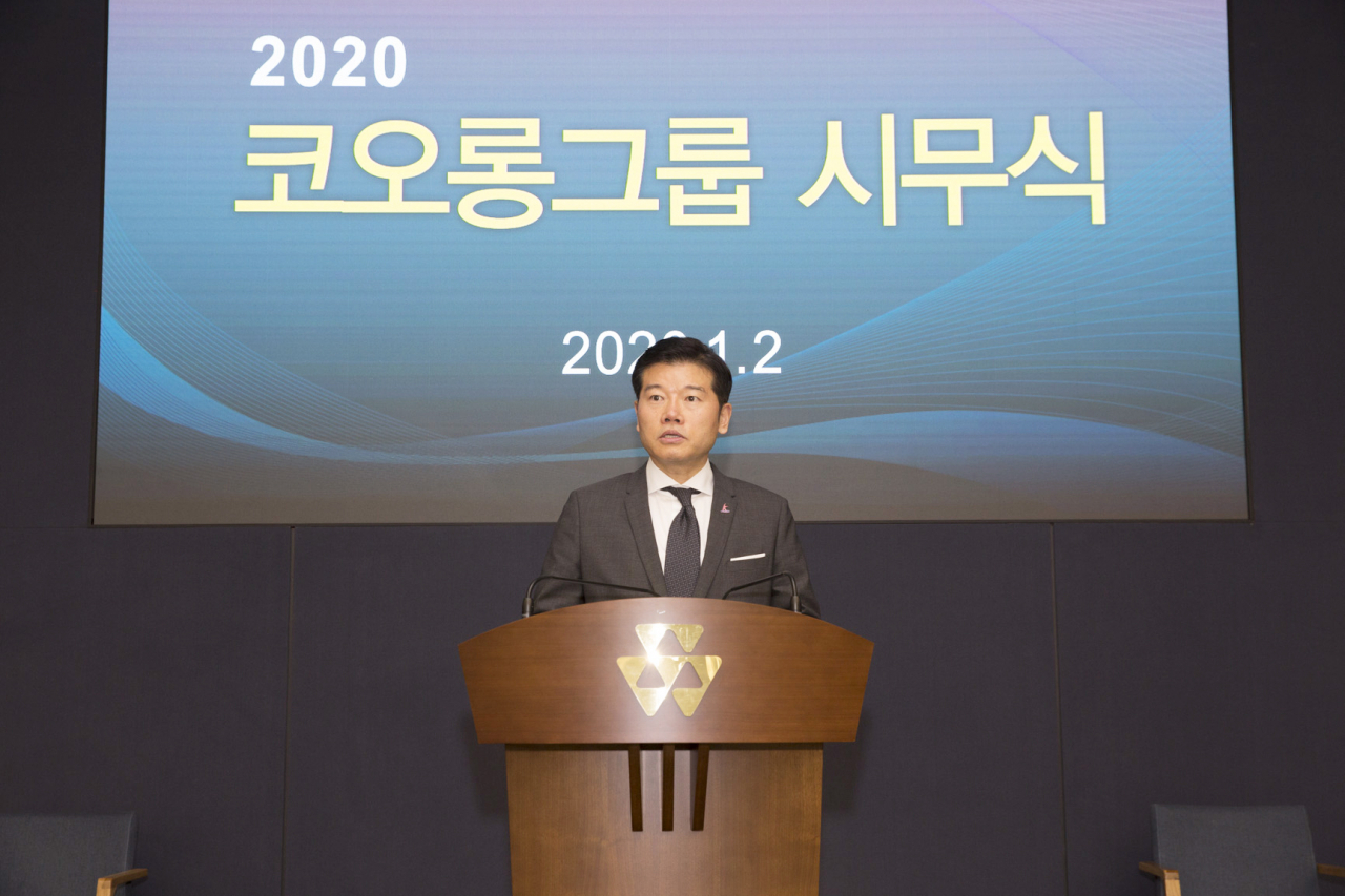 유석진 코오롱 사장이 2일 오전 시무식에서 신년사를 하고 있다. [코오롱 제공]