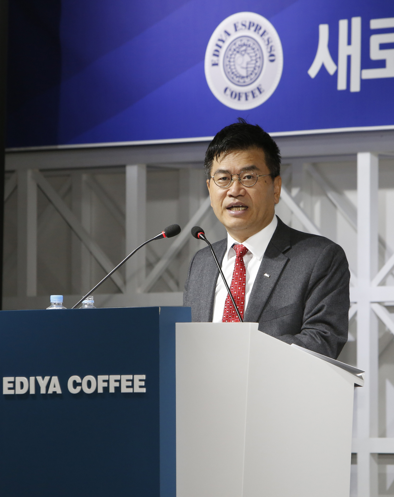 문창기 이디야커피 회장이 2일 본사 시무식에서 신년사를 하고 있다. [제공=이디야커피]