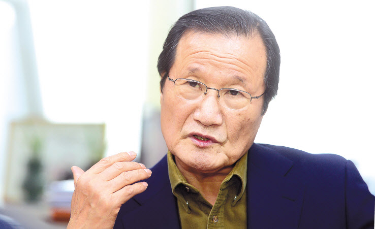 윤증현 전 기획재정부 장관은 헤럴드경제와의 신년 대담에서 한국경제가 ‘퍼펙트스톰’에 직면해 있다고 진단하고, 한국경제의 회생을 위해 반시장, 반기업 정책을 혁명적으로 개혁해야 한다고 강조했다. 이상섭 기자