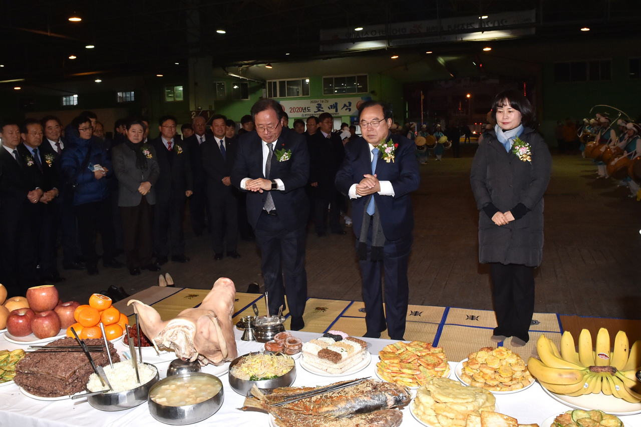 2일 오전 6시30분 부산공동어시장에서 오거돈 부산시장과 김석준 부산시교육감, 박인영 부산시의회의장, 공한수 부산서구청장, 공동어시장 조합원 등이 참석한 가운데 ‘2020년도 초매식’이 열렸다.