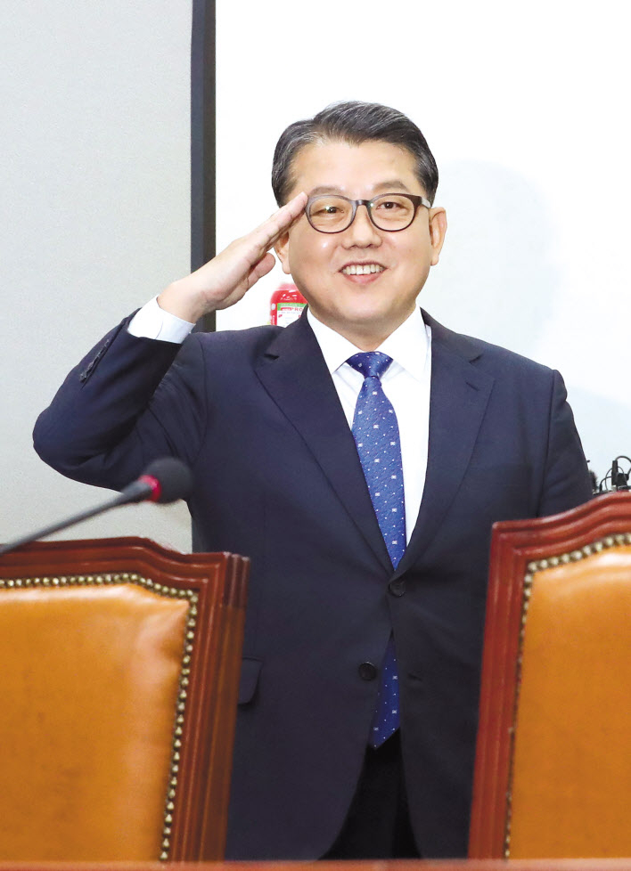 더불어민주당 인재영입 3호인 한미연합사 부사령관 출신 김병주 예비역 대장이 2일 서울 여의도 국회에서 열린 영입행사에서 거수경례하고 있다. [연합]