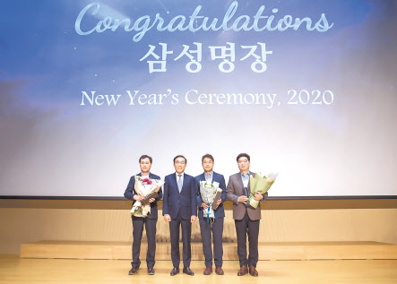 왼쪽부터 레이아웃 부문 이승권 명장, 김기남 대표이사 부회장, 설비 부문 배종용 명장, 제조기술 부문 문영준 명장