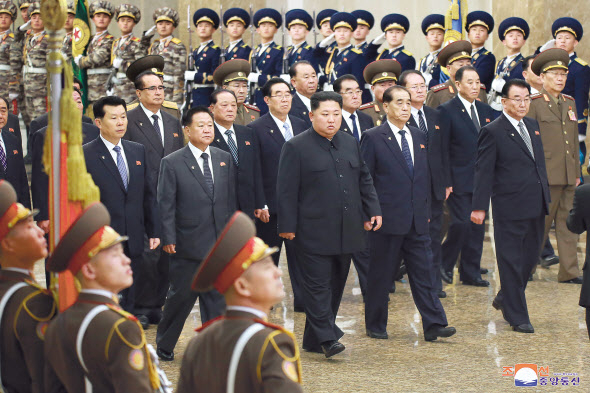 지난달 17일 김정일 북한 국방위원장의 8주기를 맞아 김정은 국무위원장이 금수산태양궁전을 참배하고 있다.앞줄 왼쪽부터 김재룡 내각 총리, 최룡해 국무위원회 제1부위원장, 김정은, 박봉주 국무위원회 부위원장. [연합]