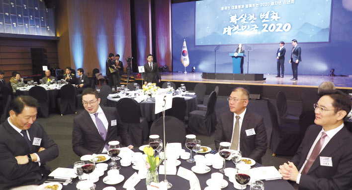 2일 중구 대한상공회의소에서 이재용 삼성전자 부회장 등 재계 인사들이 정부 신년합동인사회 전 이야기를 나누고 있다. 오른쪽부터 이 부회장, 정의선 현대차그룹 수석부회장, 구광모 LG그룹 회장, 최태원 SK그룹 회장. [연합]