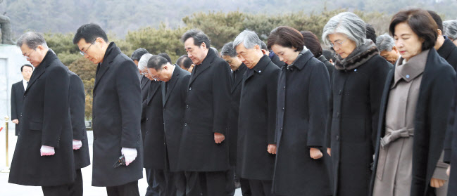 문재인 대통령이 국무위원, 청와대 수석비서관 등과 2일 오전 동작구 국립서울현충원에서 참배하고 있다. 맨 오른쪽은 추미애 법무부 장관. 아래 사진은 문 대통령이 참배 뒤 남긴 방명록이다. [연합]