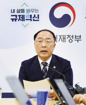 홍남기 부총리가 2019년 12월 30일 세종정부청사 기재부 기자실을 방문해 경제현안에 대해 설명하고 있다. [기획재정부 제공]