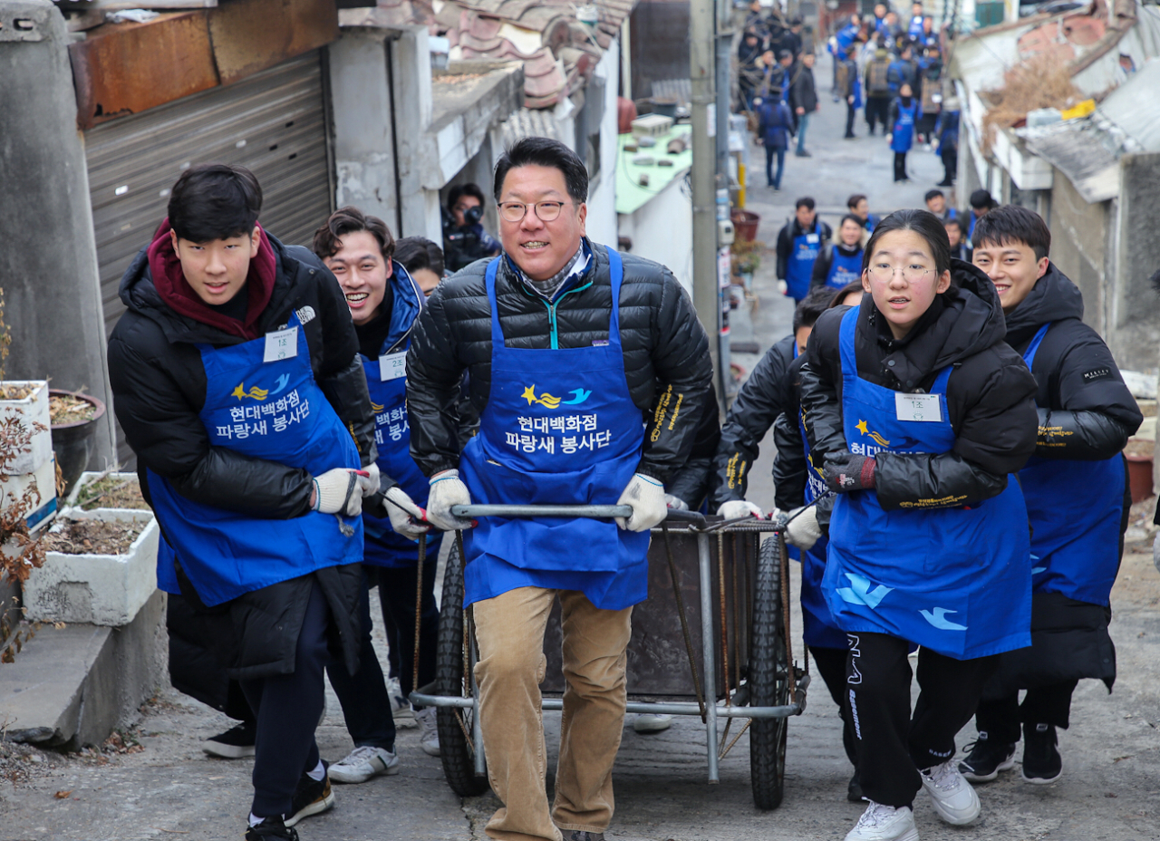 2일 오전 서울 노원구 중계본동 백사마을에서 현대백화점그룹 정지선 회장과 임직원이 10년째 맞이한 ‘연탄 나눔 봉사’에서 리어카에 연탄을 싣고 나눔에 참여하고 있다. [현대백화점그룹 제공]