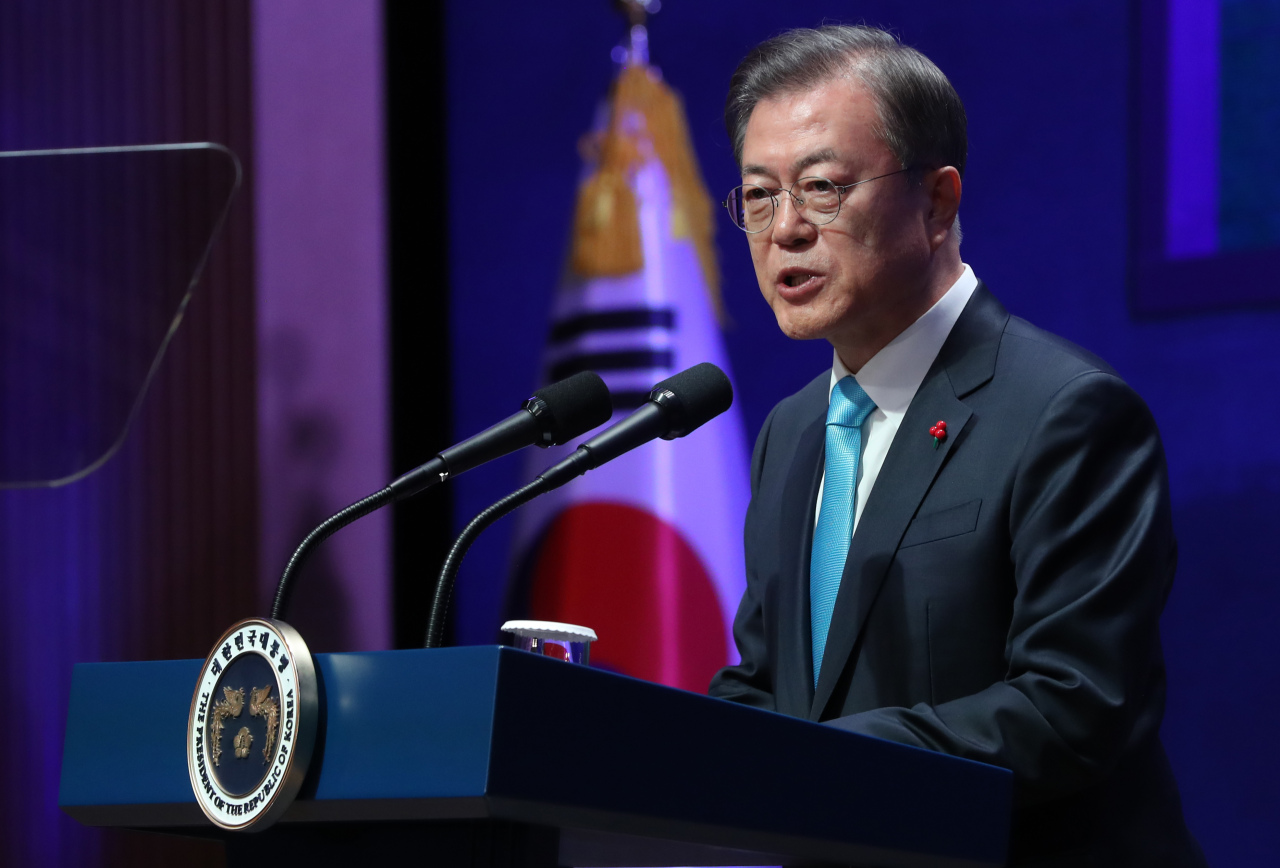 President Moon Jae-in delivers his New Year address at the Korea Chamber of Commerce and Industry on Thursday. Yonhap