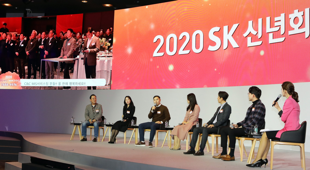 2일 오후 서울 광진구 워커힐호텔에서 열린 2020년 SK 그룹 신년회에서 구성원 대표들이 행복을 주제로 패널 토론을 하고 있다. [SK 제공]