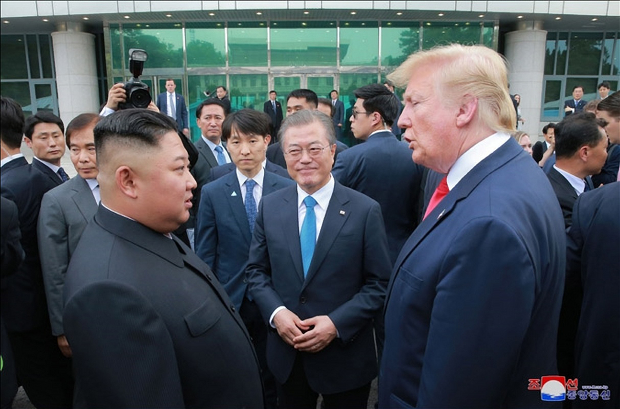 지난해 6월 진행된 남북미 판문점 회동에서 문재인 대통령, 트럼프 미국 대통령, 김정은 위원장이 대화를 나누는 모습이 북한 조선중앙TV에서 방영되고 있다.[연합]