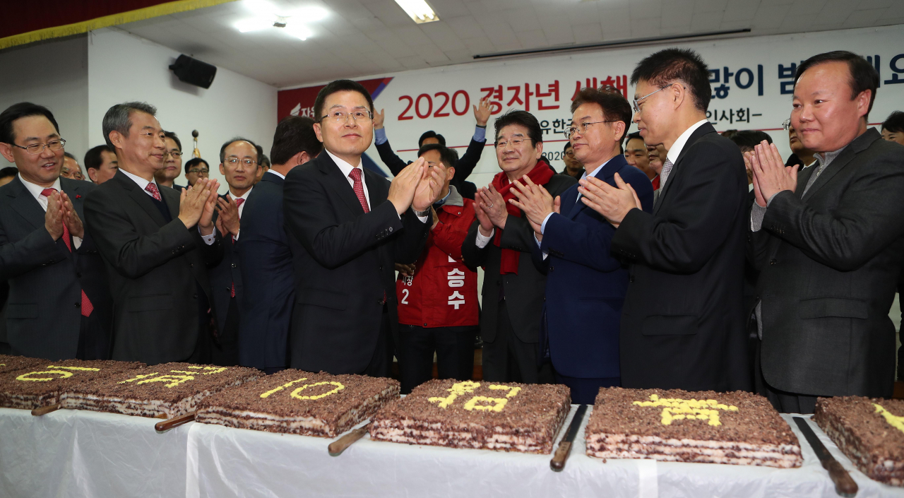 자유한국당 황교안 대표가 2일 오후 대구시 수성구 대구시당에서 열린 대구시당·경북도당 신년인사회에서 참석자들과 인사하고 있다. [연합]