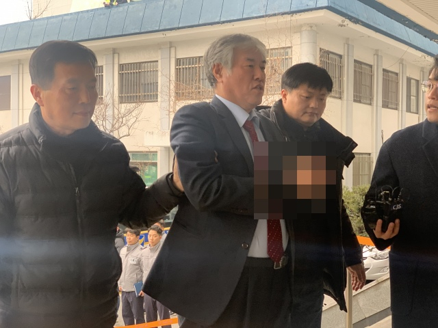 ‘불법 폭력 집회 주도’ 혐의로 2일 구속영장실질심사를 받은 전광훈 한국기독교총연합회 대표회장 목사 겸 문재인하야범국민투쟁본부(범투본) 총괄대표가 유치장 대기를 위해 서울 종로구 종로경찰서로 들어가고 있다. 박상현 기자/pooh@heraldcorp.com