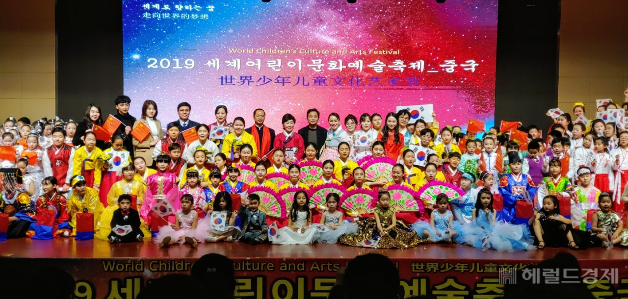 ‘2019 세계어린이문화예술축제-중국’행사가 지난해 12월 26일~31일까지 중국 산동성 조장시와 청도에서 성황리에 개최됐다. 한국의 어린이 청소년 공연팀이 공연을 마친뒤 중국 공연단과 기념촬영을 하고 있다.