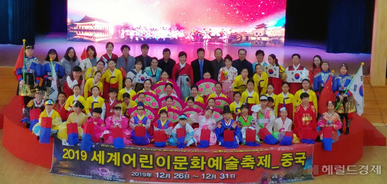 ‘2019 세계어린이문화예술축제-중국’행사가 지난해 12월 26일~31일까지 중국 산동성 조장시와 청도에서 성황리에 개최됐다. 한국의 어린이 청소년 공연팀이 부채춤 공연을 마친뒤 한·중관계자들과 사진을 찍고 있다.
