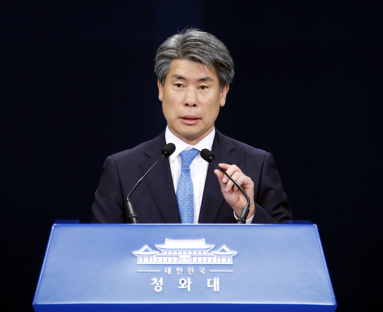 새 IBK기업은행장에 윤종원 청와대 전 대통령비서실 경제수석비서관이 임명됐다. 기업은행은 윤종원 전 비서관이 제26대 행장으로 취임할 예정이라고 2일 밝혔다. 공식 임기 시작일은 3일이며, 취임식 일정은 정해지지 않았다. [연합]