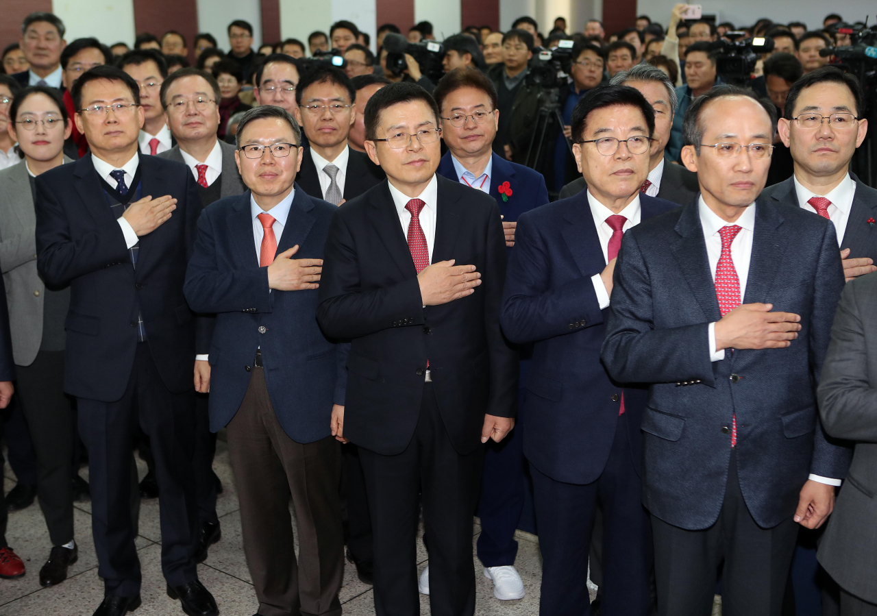 자유한국당 황교안 대표가 2일 오후 대구시 수성구 대구시당에서 열린 대구시당·경북도당 신년인사회에서 국기에 경례하고 있다. [연합]
