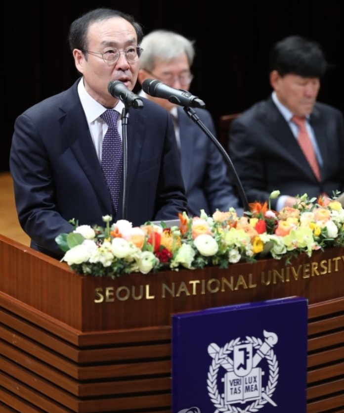 오세정 서울대 총장이 지난 2일 서울시 관악구 서울대 관악캠퍼스에서 열린 2020년도 시무식에서 신년사를 읽고 있다. [연합]