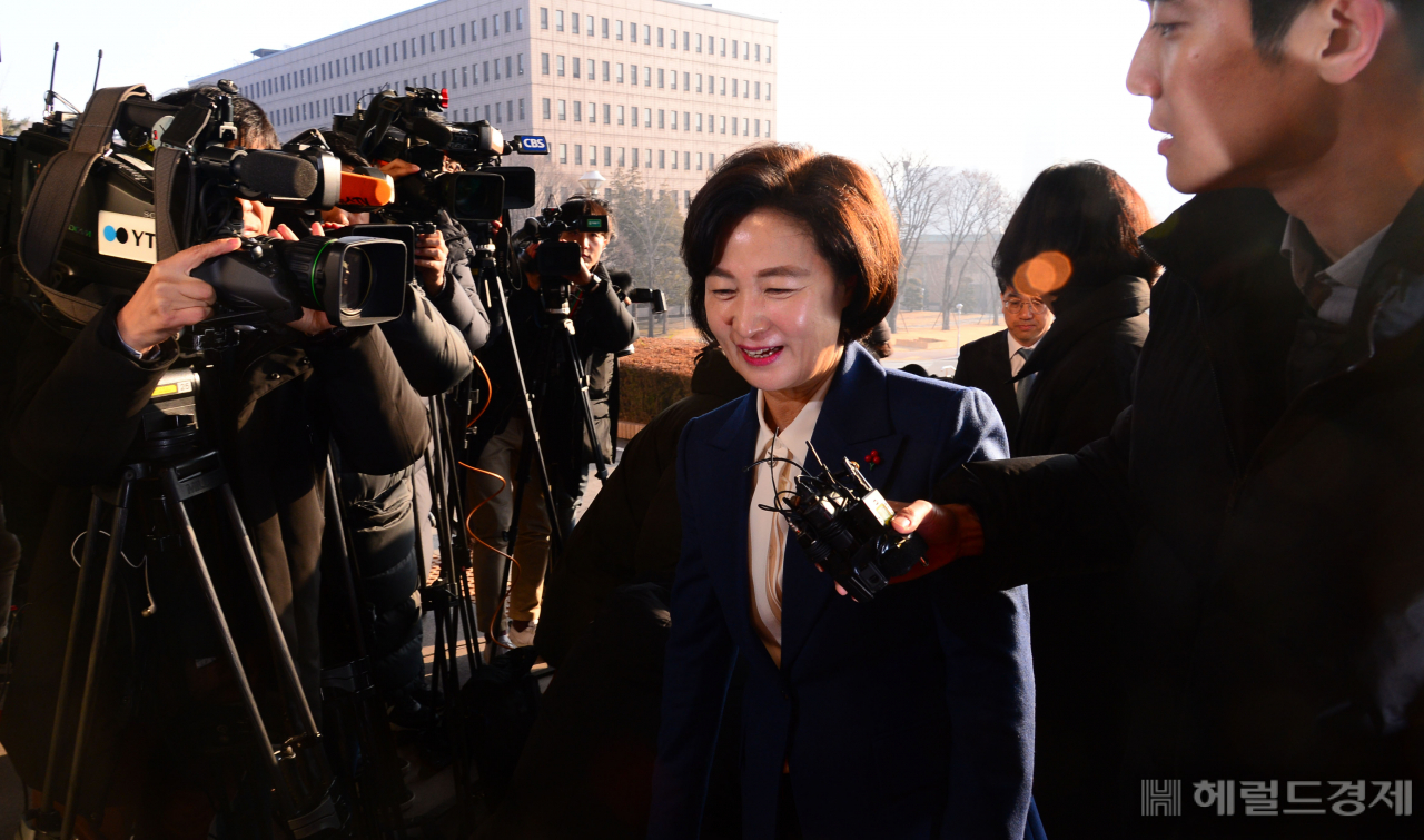 추미애 법무부 장관이 3일 오전 정부 과천 청사 대강당에서 취임식을 가지기 위해 청사로 출근하고 있다. 박해묵 기자