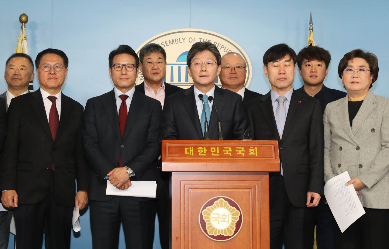 유승민 의원을 비롯한 유승민(바른정당)계 당시 바른미래당 의원들이 지난 1월3일 오전 국회 정론관에서 기자회견을 열고 탈당을 선언하고 있다. [연합]
