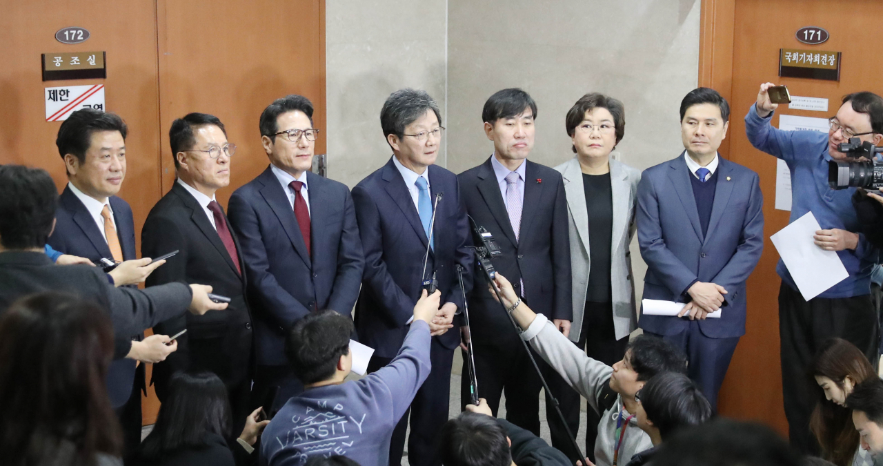 바른미래당 바른정당계 의원들이 3일 오전 국회 정론관에서 탈당 기자회견을 한 후 취재진의 질문에 답하고 있다. 이들은 오는 5일 새로운보수당 중앙당을 창당할 예정이며 바른미래당은 1년 11개월만에 공식 분당된다. [연합]